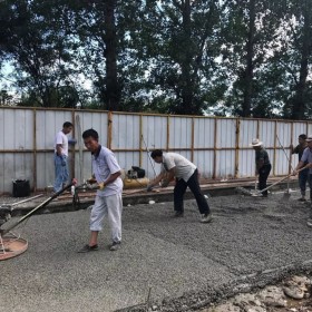 重慶市渝中區(qū)透水混凝土廠家   透水材料生產(chǎn)廠家  多孔透水混凝土施工  海綿城市透水施工 專業(yè)施工透水隊(duì)伍 廠家直銷送貨到工地